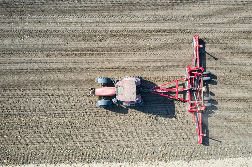 pexels-tom-fisk-8357432-traktor.jpg