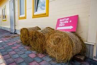 Heinapallid ja avatud talude päevade silt.